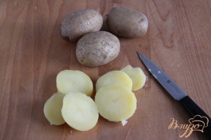 Отварить картофель в мундире до готовности, обдать холодной водой, очистить, нарезать колечками 0,5-0,7 мм.