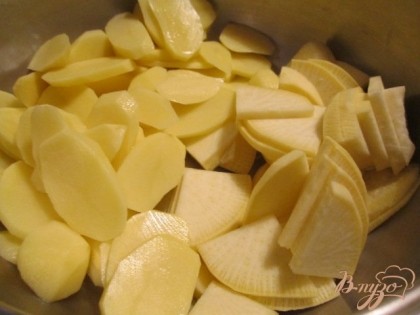 Картофель и репу почистить и нарезать тонкими ломтиками. Отварить в течении 2-3 мин.Воду слить.