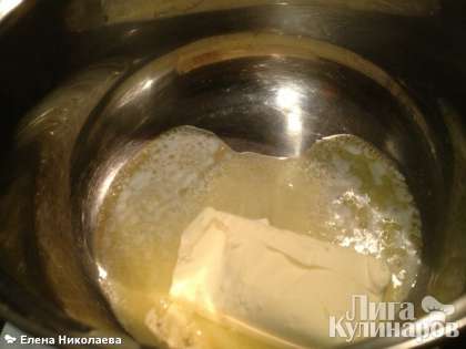Готовим соус Бешамель: в небольшой кастрюльке растапливаем сливочное масло