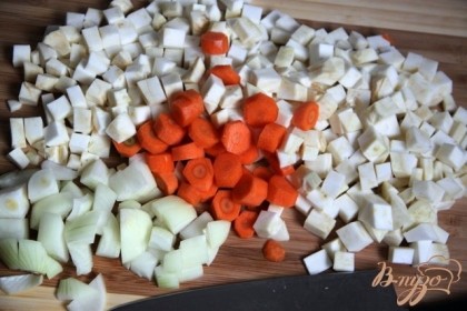 Овощи очистить, нарезать небольшими кубиками или колечками. Картофель отложить пока в сторону.