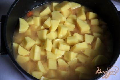 Добавить картофель и варить 25-30 мин.Снять с плиты. Несколько кусочков вареных овощей можно отложить для подачи в сторону.