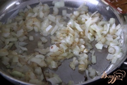 Мелко нарезать лук и сыровяленую грудинку.Обжарить до прозрачности в образовавшемся шалфейном масле лук.