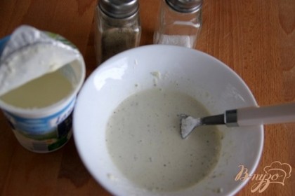 Растереть сливки с сыром, приправить солью и перцем.
