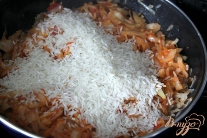 Добавить сырой рис и воду, чтобы покрыла рис, накрыть крышкой, варить 15 мин. на медл. огне, 1-2 раза помешать.