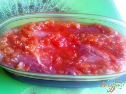 Заливаем томатным соком  и маринуем мясо ночь(я использовала домашнюю приправу http://vpuzo.com/konservaciya/4609-priprava-lyubimaya.html ).