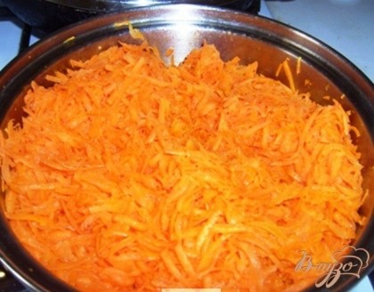 Морковь измельчаем и обжариваем до готовности (можно использовать и отварную морковь)