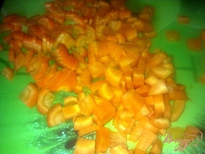 Чистим и нарезаем крупными кубиками морковь.