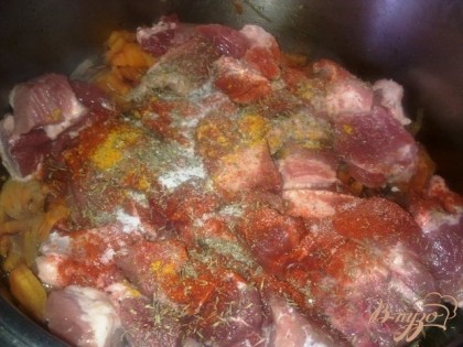 Теперь добавляем порезанное мясо и специи, томатную приправу. Немного обжариваем.
