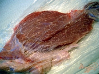 Мясо нарезаем только поперёк волокон.Если по краям есть сальная плёночка, тогда обязательно нужно сделать по краям маленькие надрезы.Иначе во время жарки мясо сожмётся в форме тарелочки.Подготовленное мясо положим в целлофановый пакет.