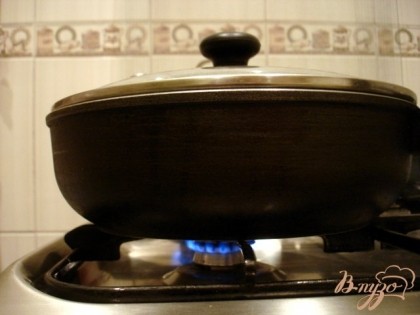 Разогреваем сковороду, наливаем растительное масло, а так-как оно плохо сочетается со свининой, то добавляем ложечку сливочного масла.Тщательно промокаем отбивные от лишнего жира.Обмакиваем в муку, затем в подсоленное яйцо. Обжариваем их на одной стороне на среднем огне 2 минуты. Переворачиваем и убавляем огонь до маленького, закрываем крышку и дожариваем до готовности.