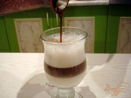 Молоко, как более тяжёлое оседает на дно, затем идёт слой кофе и последний слой лёгкая пена.Через непродолжительное время молоко соединиться с кофе.