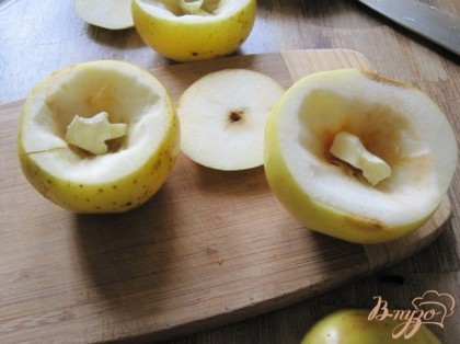 Духовку разогреть до 200*. Яблоки хорошо вымыть, у каждого срезать верхушку с хвостиком, вырезать серединку.Яблочные заготовки натереть солью, в каждую положить небольшой кусочек сливочного масла.