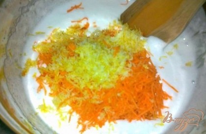 В белки добавить морковь и цедру и аккуратно перемешать лопаточкой