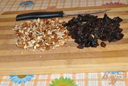 Орехи и чернослив мелко рубим. Изюм запариваем на 2-3 мин. в кипятке, сливаем жидкость.
