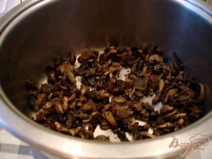 На дно толстостенной посуды налить растительное масло и положить грибы.