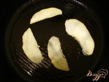 Под первый блин сковороду смазать растительным маслом.Яблоки порезать тонкими дольками и положить на разогретую сковороду.