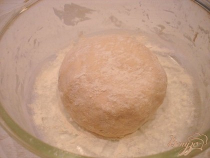 В молоке разводим сахар, соль выливаем в муку, замешиваем тесто, в конце добавляем растительное масло.