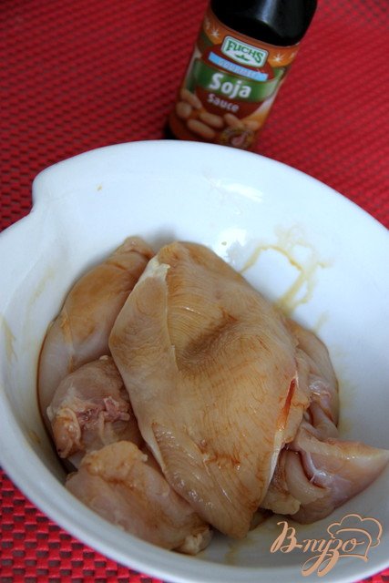 Куриные грудки слегка отбить, замариновать в соевом соусе на полчаса. Быстро обжарить  с 2х сторон на растительном масле. Слегка посолить, поперчить.