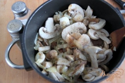 Добавить грибы (белые замороженные и шампиньоны, нарезанные пластинками), хорошо посолить и поперчить, добавить щепотку мускатного ореха, протушить мин.5