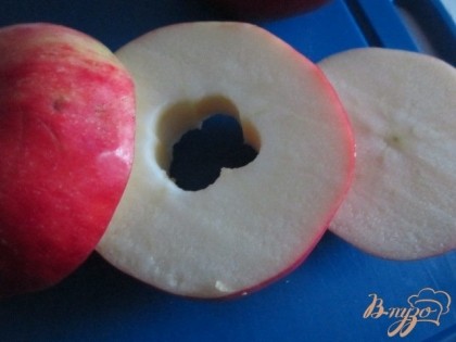 Яблоки лучше выбирать крупные и мягких сортов. Каждое яблоко порезать на три равные части. В средней части вынуть серединку с косточками.