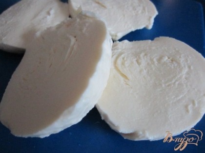 Головки сыра нарезать на две части.