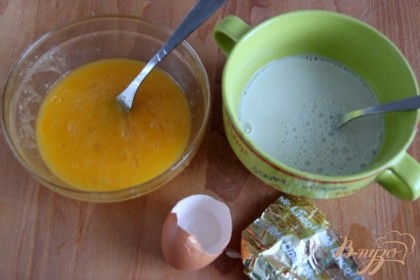 В тёплом молоке развести дрожжи. Сливочное масло растопить и дать ему остыть.Смешать сахар, яйцо и масло, добавить ванильный сахар.