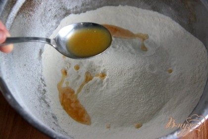 В миску просеять муку, добавить  соль, 2 ст.л. свежевыжвтого апельсинового  сока (1/2 маленького апельсина)