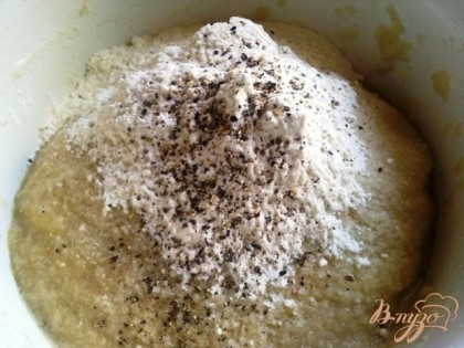 В картофельную массу добавляем муку, соль и свежемолотый перец.