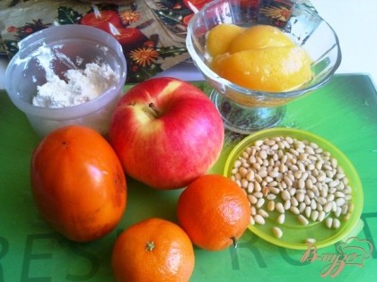 Подготовим фрукты для десерта почистим мандарины, с персиков сольем сироп.