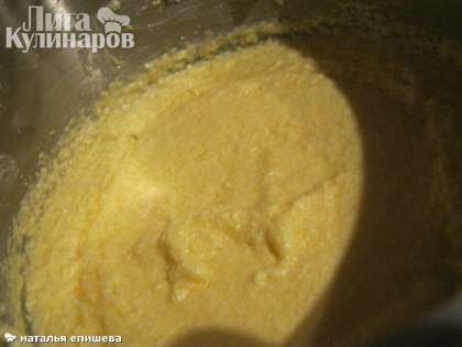 Масло сливочное  взбить с сахаром и яйцами так, чтобы получилась кремовая однородная масса