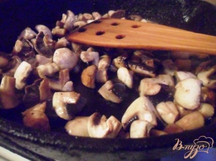 В сковороде разогреть 1,5 ст л растительного масла и обжарить грибы до образования румяной корочки. Посолить.