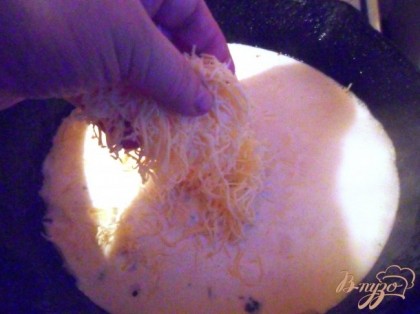Молоко довести до кипения, снять с огня. Добавить сыр, перец и перемешать, чтобы рыр расплавился (30 с).
