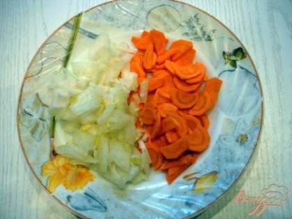 Лук и морковь мелко нарезаем и жарим на растительном масле до мягкости.