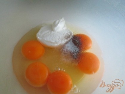Яйца (оставить 2 белка ) , пастообразный творог и специи взбить до пены.