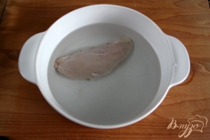 Варить курицу(у меня - грудка)в 1,25л воды 15 минут.Нарезать кубиками картофель, добавить к курице и варить ещё 20 минут.