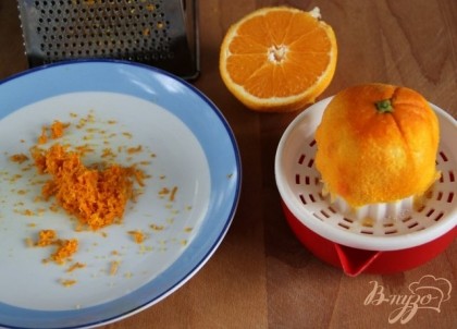 Апельсин хорошо помыть, залить кипятком на пару мин., снять цедру на мелкой тёрке, выдавить сок.