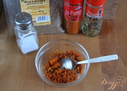 Смолоть смесь из 5 перцев, добавить раздавленный кориандр, паприку, соль, цедру апельсина