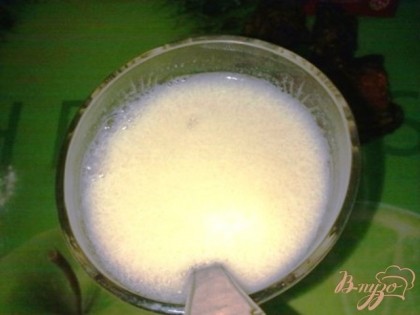 Потом тщательно перемешайте молоко, чтобы дрожжи и сахар полностью растворились в молоке.