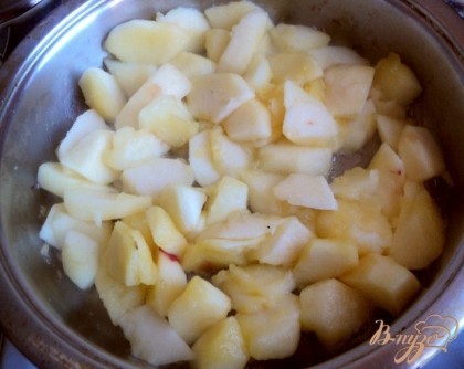 Остальные яблоки помыть, почистить и нарезать небольшими кубиками. Сбрызнуть яблоки лимонным соком, чтобы они не потемнели. Яблоки потушить несколько минут на  разогретой сковороде, добавив 3ст.ложки сахара, чтобы они стали мягкими.