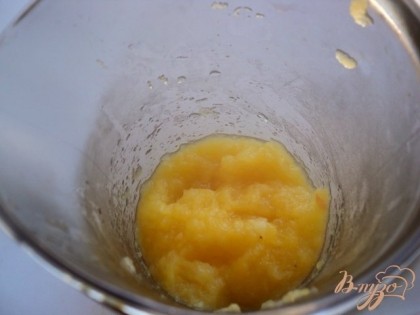 Яблоки пюрировать блендером, добавив немного сиропа. В горячее пюре добавить быстрорастворимый желатин и размешать до его растворения. Охладить до комнатной температуры.