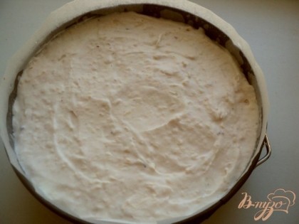 Выложить на бисквит половину крема, накрыть вторым бисквитом. Сверху оставшийся крем, разровнять. Поставить в холодильник на 1 час для желирования крема.