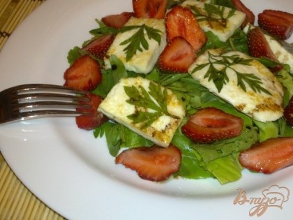 Готово! На сервировочное блюдо выкладываем салатные листья, сверху клубнику и сыр, поливаем заправкой и подаем к столу.Приятного аппетита! =)