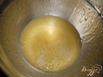 Сахар, воду и масло распустить на огне и проварить 2-3 мин., добавить в блинное тесто и перемешать