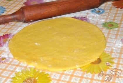 Раскатываем тесто в круг диаметром 24-26 см.