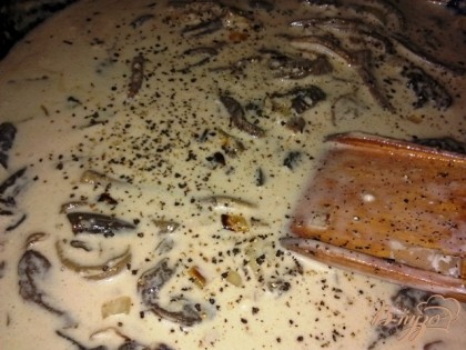 Вливаем грибной бульон, смешанный с мукой, солим и перчим по вкусу. Доводим до кипения.  Тушим на маленьком огне около 20 минут все время помешивая.