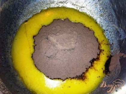 Приготовим шоколадную помадку: растопим сливочное масло 50 г., смешаем с 2 ст.л. молока и добавим какао.