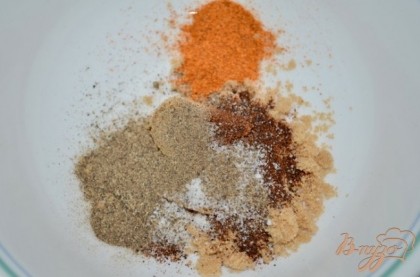 Разогреть духовку на 180 гр. В небольшой чаше смешать коричневый сахар,чили,соль,черный перец,красный перец.