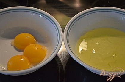 У яиц для бисквита аккуратно отделим белки от желтков в разные чаши.Все отложим в сторону.