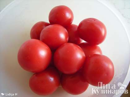 Взяла помидоры средней величины, примерно все одинаковые.