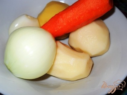 Картофель, морковь и лук чистим, моем. Картофель и лук режем кубиками. Морковь режем соломкой. Добавляем все в кастрюлю, как только фасоль размякнет. Варим до готовности картофеля. (30 мин.)